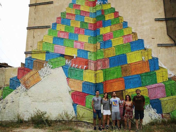 Askapenako brigadistak Per L'hortaren eremu batean.