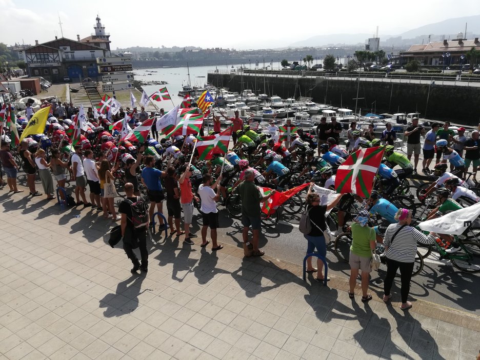 Salida de la Vuelta en Getxo. (@GetxokoEHBildu)