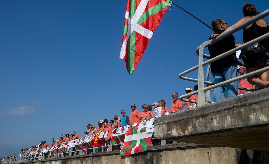 Ikurrinak eta Gure Esku Dagoren elatiko ugari ikusi dira. (Luis JAUREGIALTZO / FOKU)