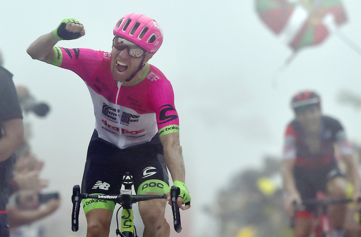 Michael Woods celebra su victoria entre la niebla. (ANDER GILLENEA / AFP) 