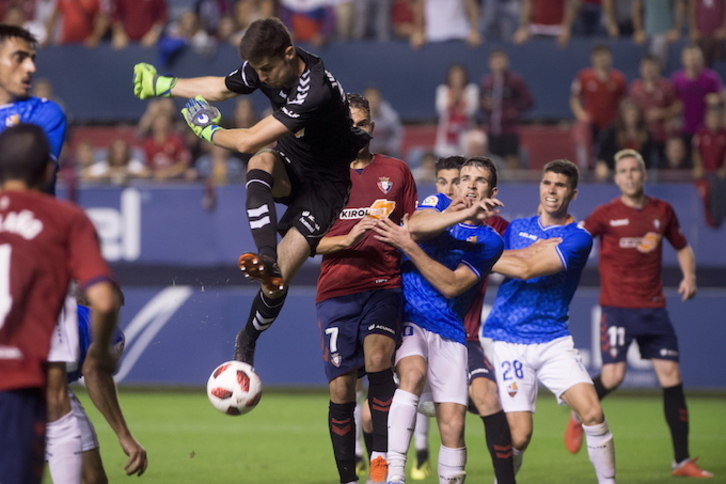 Incluso el meta Juan Pérez ha subido al remate para buscar la prórroga. (Iñigo URIZ / FOKU)