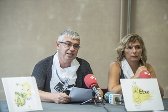 Urtzi Errazkin eta Patricia Velez de Mendizabal, Donostian emandako prentsaurrekoan. [Gorka RUBIO/FOKU]