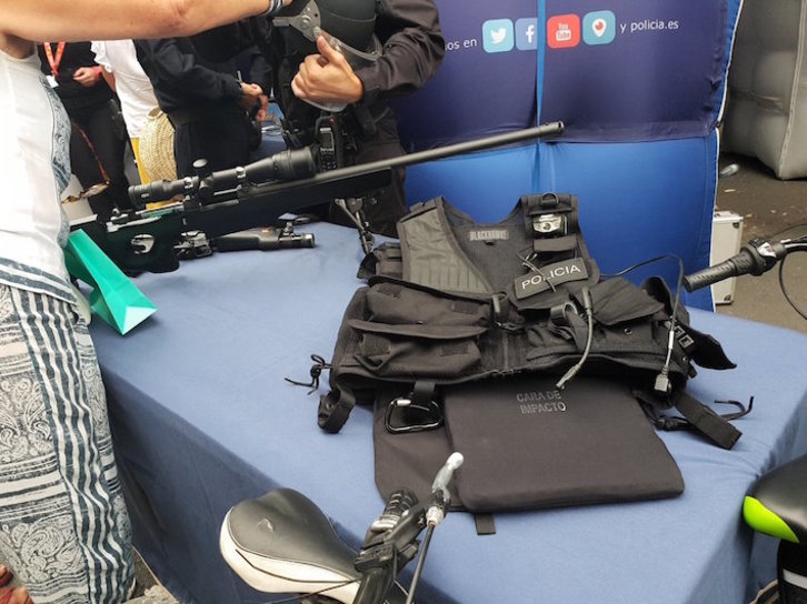 La Policía expuso armas en el stand que montó en Durango con motivo del paso de La Vuelta. (DURANGOKO EH BILDU)