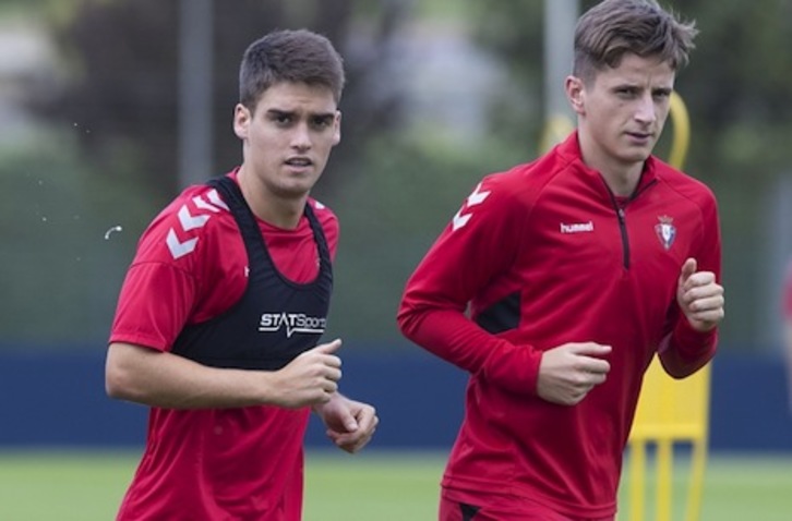 Endika (a la derecha) se ha mostrado «contento» con el debut pero contrariado por la eliminación copera. (OSASUNA)