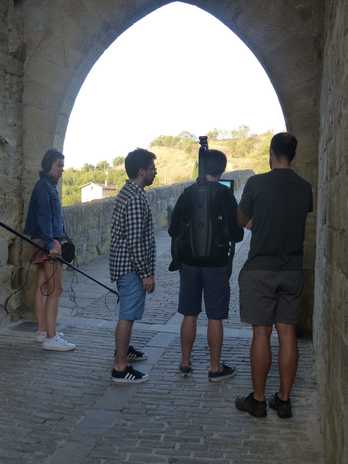 Lehen grabaketen inguruan Korrikak hedatutako argazkia.