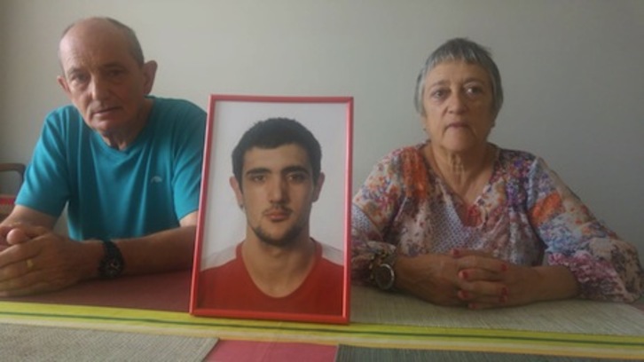Fermín Ijurko y Mariví Irotz posan junto al retrato de su hijo Hodei. (FOTOGRAFÍAS: Iñaki VIGOR)