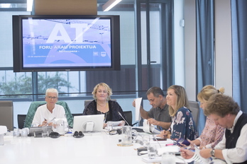 Aintzane Oiarbide ha presentado la nueva norma foral de peajes para vehículos pesados. (Juan Carlos RUIZ / FOKU)