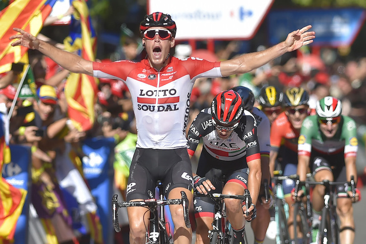 Jelle Wallays celebra su victoria en la meta de Lleida. (Ander GILLENEA/AFP)