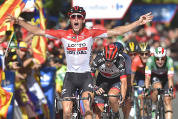 Jelle Wallays celebra su victoria en la meta de Lleida. (Ander GILLENEA/AFP)