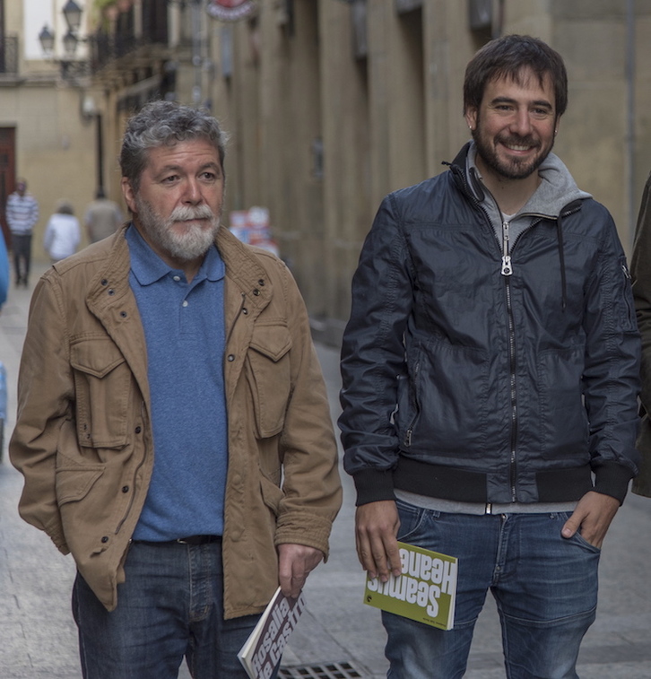 Koldo Izagirre eta Xabi Borda iaz, beren lanen aurkezpenean. (Andoni CANELLADA/ARGAZKI PRESS)