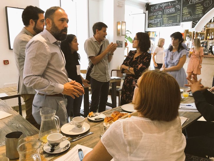 Denis Itxaso charla con los periodistas en su comparecencia de este viernes. (@DenisItxaso)