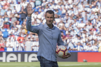 Agirretxe ha recibido un caluroso homenaje antes del partido. (Andoni CANELLADA / FOKU)