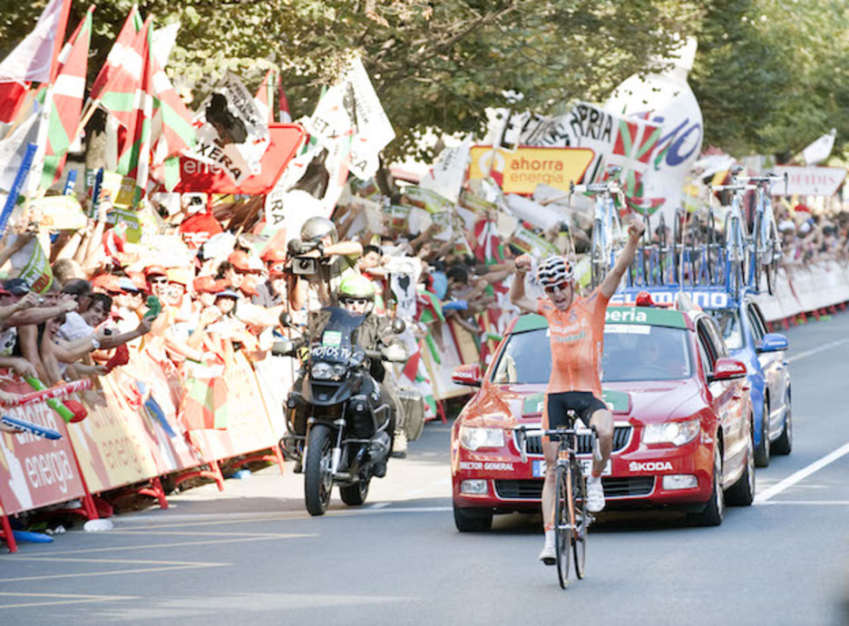 Igor Antón celebra su victoria en la etapa de la Vuelta que terminó en Bilbo en 2011. (Jon HERNAEZ / FOKU)
