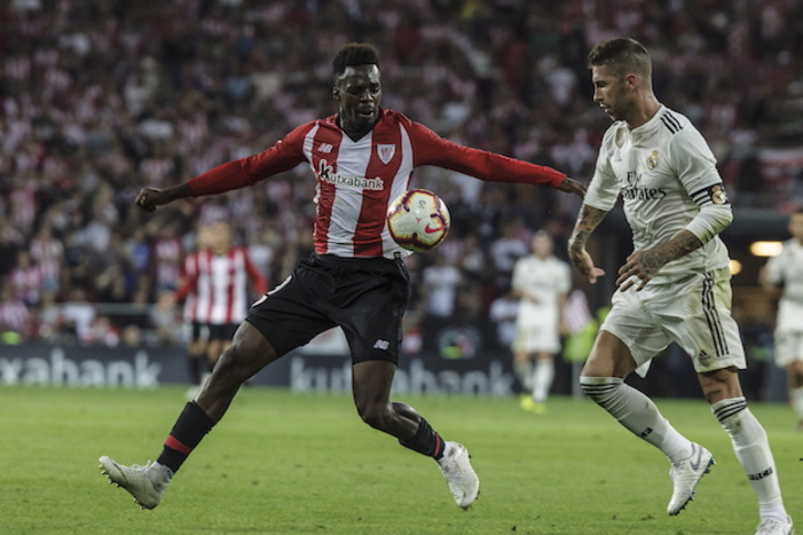 Williams trata de controlar el balón ante la presión de Ramos. (Aritz LOIOLA / FOKU)