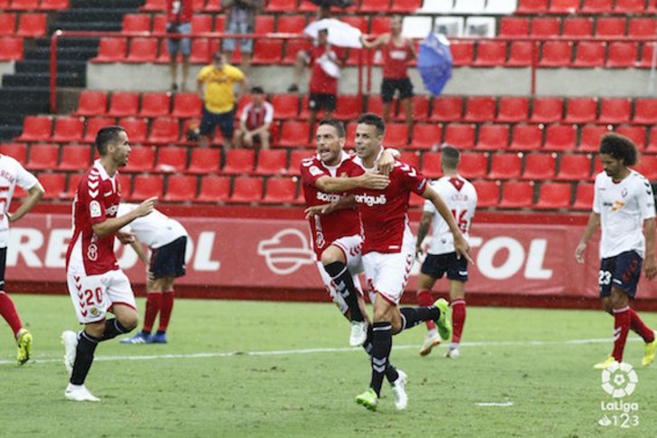 Los jugadores de Osasuna, cabizbajos tras recibir el gol. (@CAOsasuna)