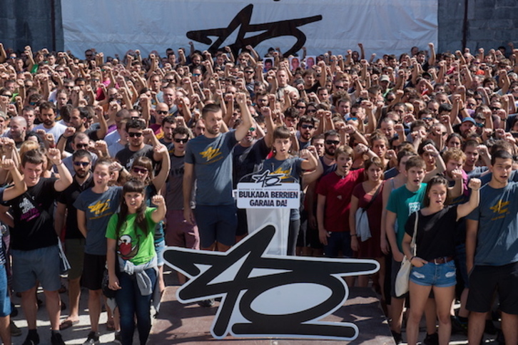 Leitzako frontoia, gazte antolakundeko kide izan diren belaunaldi ezberdinetako lagunez betea. (Iñigo URIZ/FOKU)