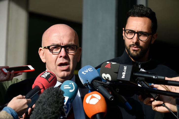 Valtònyc, junto a su abogado, Gonzalo Boyé. (John THYS/AFP)