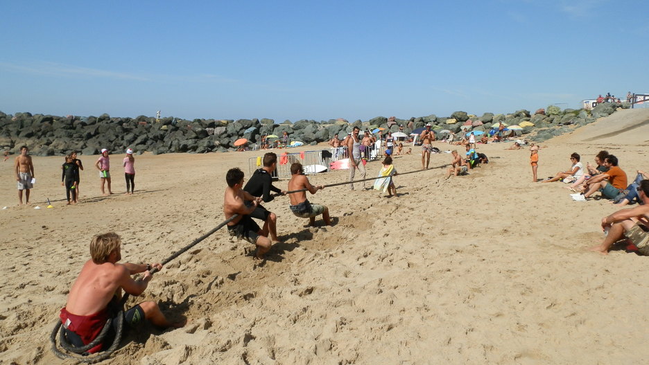  La compétition a eu lieu à la plage du Club et celle des Sables d’Or. La compétition s’est déroulé en quatre épreuves. Plusieurs animations ont été organisées samedi : le soka tira et les aizkolari. ©Haritz Larrañaga