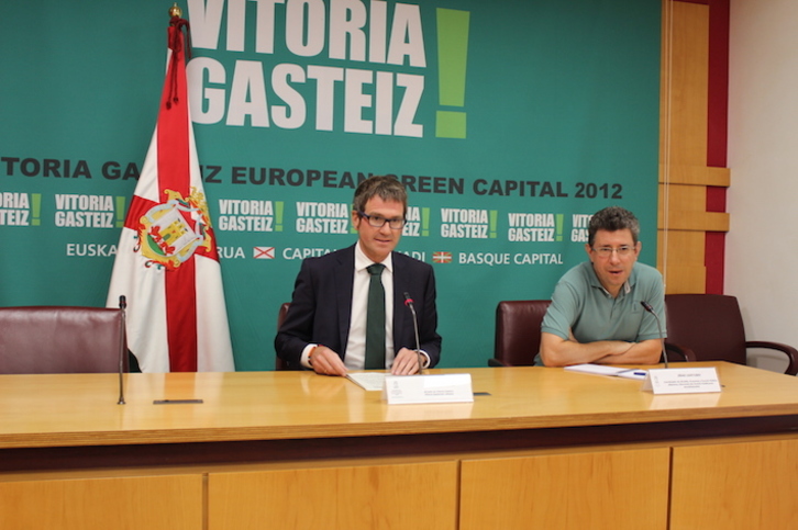 Gorka Urtaran e Iñaki Gurtubai han comparecido para tratar la cuestión del contrato de la limpieza. (GASTEIZKO UDALA)