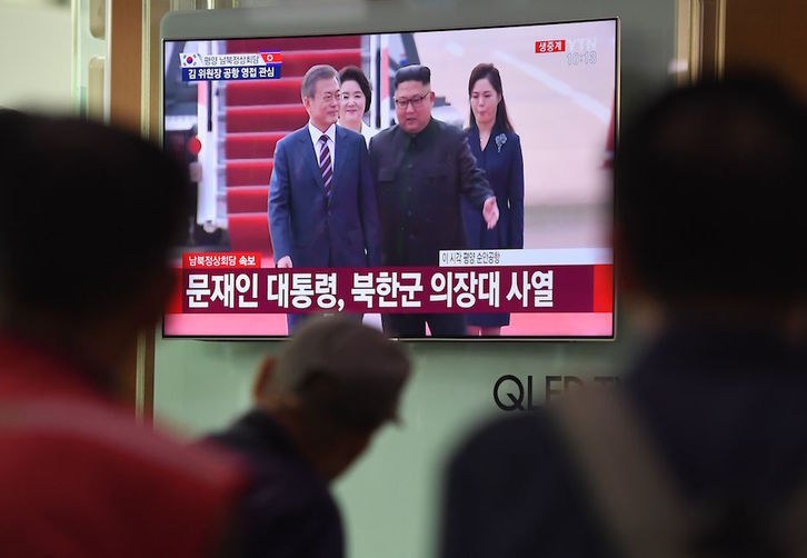 Un grupo de personas contempla en televisión el encuentro de los dos líderes coreanos. ( JUNG YEON-JE / AFP)
