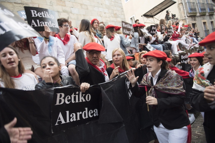Personas contrarias al Alarde misxto increpan a la compañía Jaizkibel. (Juan Carlos RUIZ / FOKU)