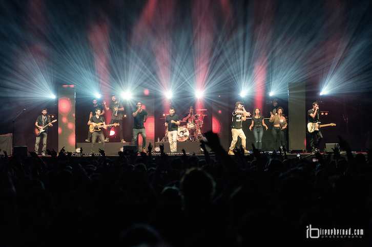 La Raíz, con Pablo Sánchez en el centro, en el concierto ofrecido en el madrileño Palacio de Vistalegre. (Irene BERNAD)