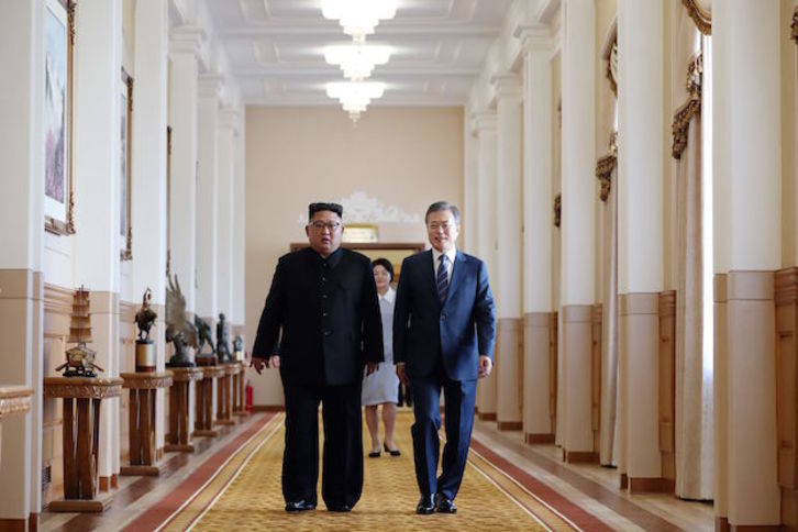 El norcoreano Kim Jong Un y el surcoreano Moon Jae-in, caminan por el edificio en el que se celebra la cumbre. (AFP)