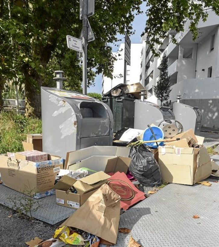 Les poubelles n'ont pas été ramassées, comme ici à Bayonne. © Isabelle MIQUEMESTORENA