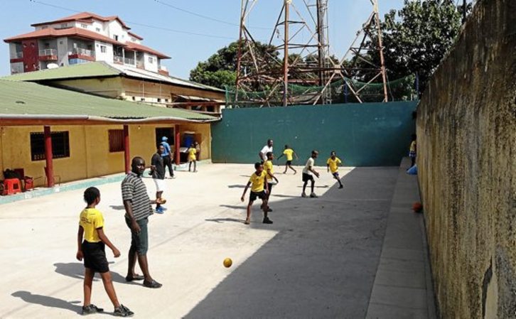Une séance d'apprentissage de pelote dans la cour aménagée de l'école Jacqueline Bangoura. © DR