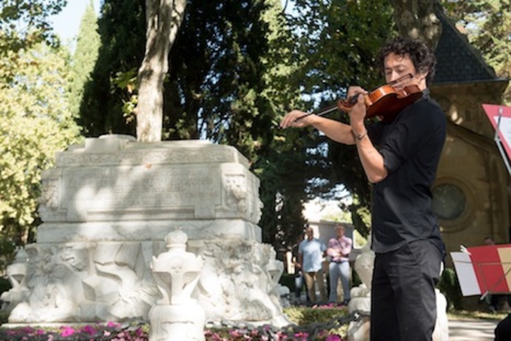 Yorrick Troman toca el violín ante el restaurado mausoleo de Sarasate. (Iñigo URIZ/FOKU)