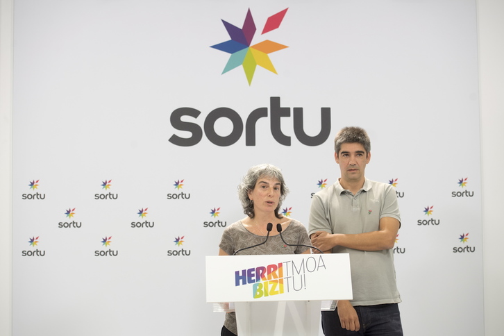 Nuria Alzugarai y Gorka Elejabarrieta, en su comparecencia. (Juan Carlos RUIZ/FOKU)