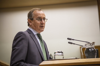 Alfonso Alonso, durante su intervención en el Pleno de Política General. (Endika PORTILLO/FOKU)
