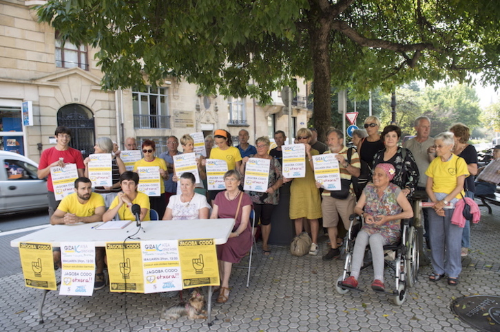Jagoba Codoren kasua salatzeko agerraldia egin du Sarek Donostian. (Juan Carlos RUIZ/FOKU)