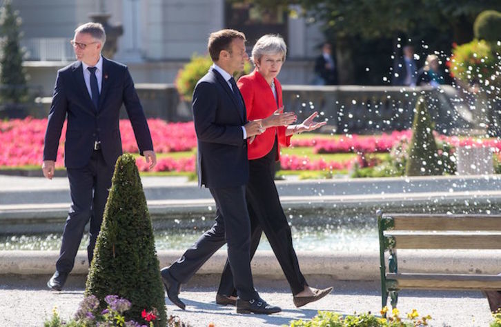 El presidente francés, Emmanuel Macron, charla con la primera ministra británica, Theresa May. (Georg HOCHMUTH/AFP)