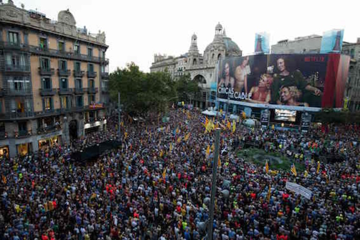Miles de personas se han congregado frente a la Conselleria de Economía. (Josep LAGO/AFP)