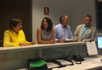 Representantes del cuatripartito registran la proposición de ley sobre inversiones. (GEROA BAI)