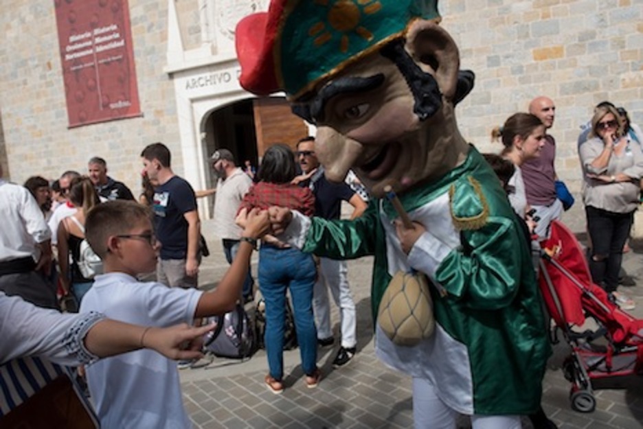 Un kiliki de Alde Zaharra hace migas con la juventud. (Iñigo URIZ/FOKU)