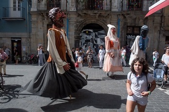 Los gigantes de Alde Zaharra bailan ante el gaztetxe Maravillas. (Iñigo URIZ/FOKU)