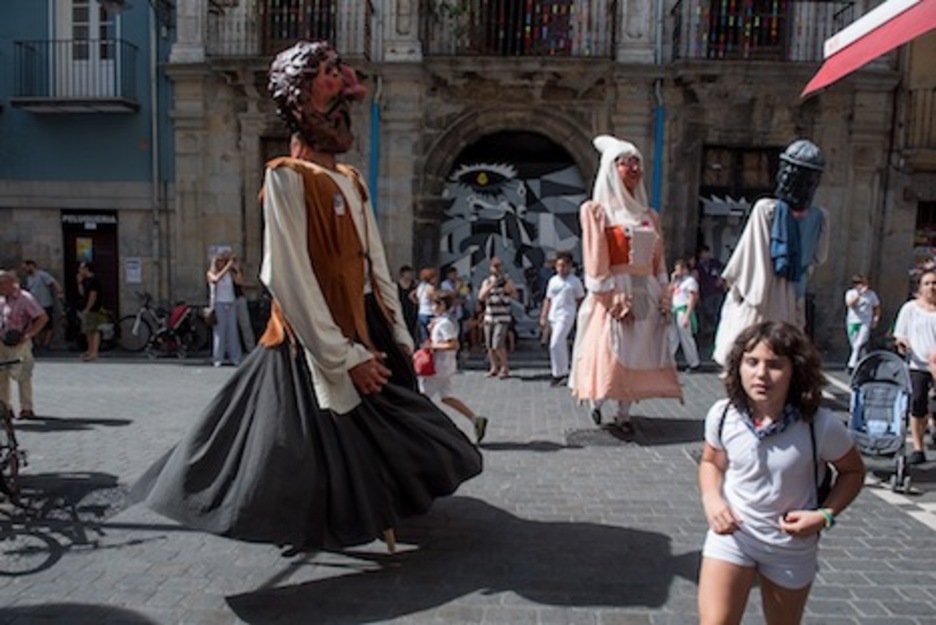 Los gigantes de Alde Zaharra bailan ante el gaztetxe Maravillas. (Iñigo URIZ/FOKU)