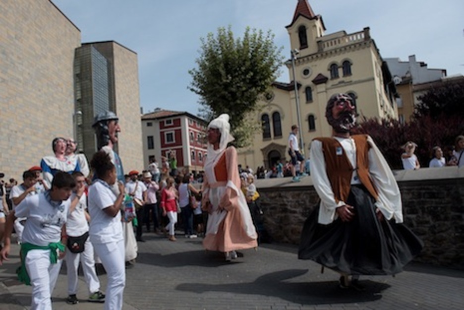 Los gigantes pasan por delante del Archivo General de Nafarroa. (Iñigo URIZ/FOKU)
