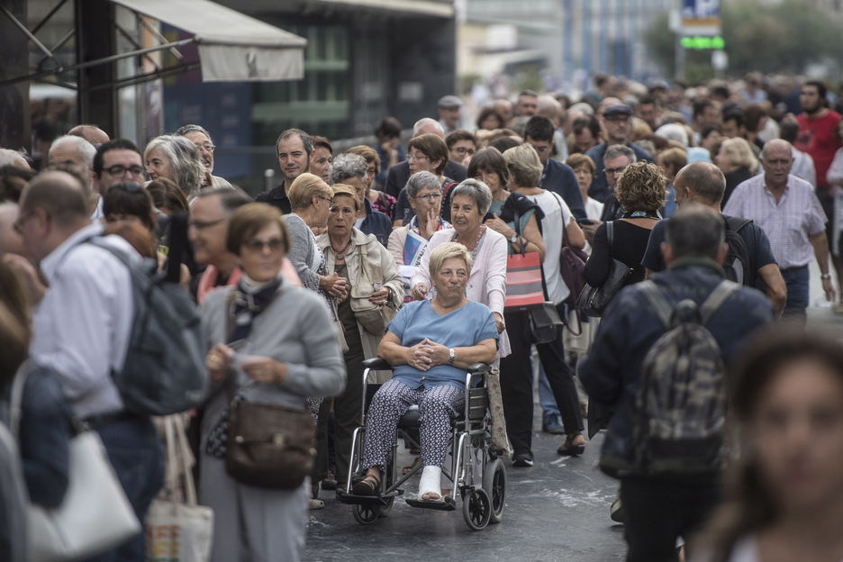 Cinéfilos hacen cola en Donostia. (Jagoba MANTEROLA/FOKU) Cinéfilos hacen cola en Donostia. (Jagoba MANTEROLA/FOKU)