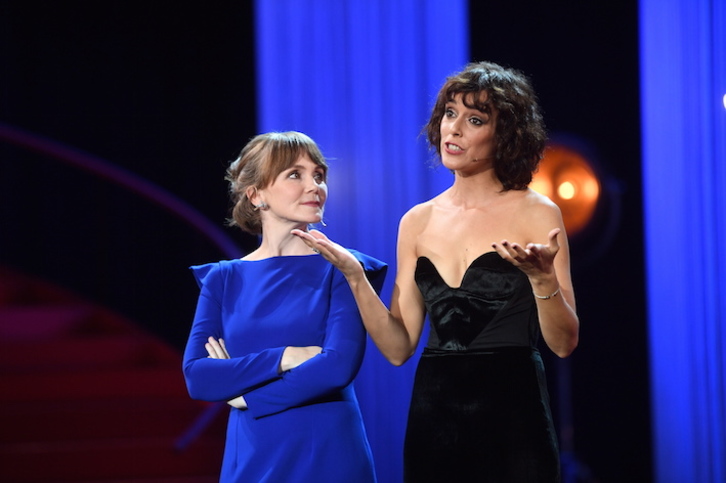 Nagore Aranburu y Belén Cuesta han sido las encargadas de presentar la gala inaugural de Zinemaldia. (Jon URBE/FOKU)