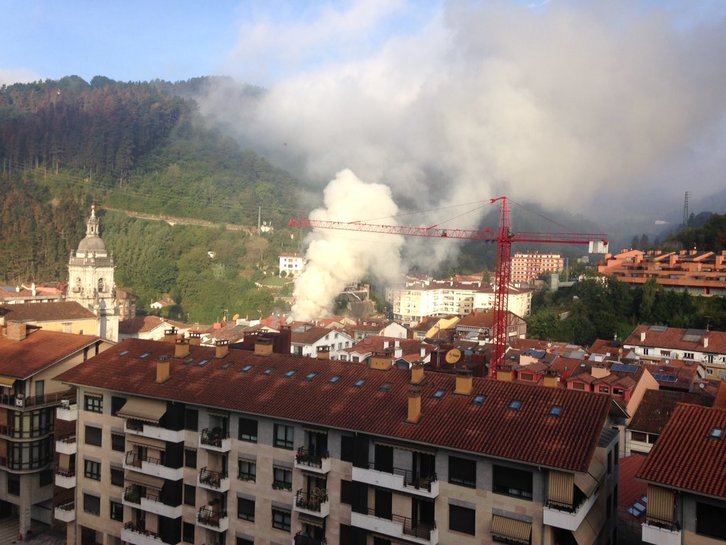 La vivienda calcinada se encuentra en pleno centro de Elgoibar. (@manexaltuna)