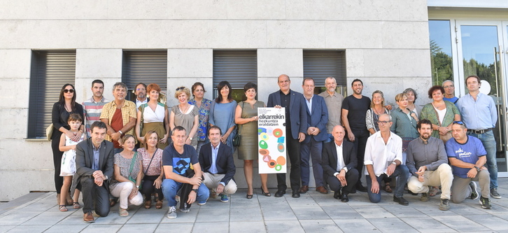 Atarrabiako ekitaldian izan diren ikastoletako arduradunak eta gonbidatuak. (Idoia ZABALETA/FOKU)