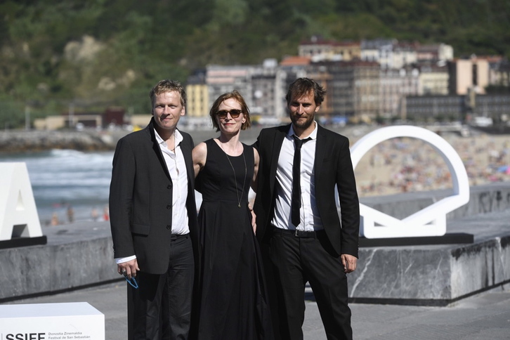 Filmeko protagonistak eta zuzendaria, gaur Kursaaleko photocallean.    Gorka RUBIO | FOKU