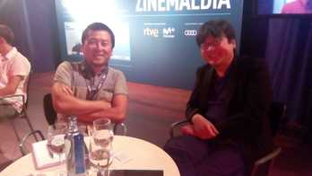  Mamoru Hosoda, a la derecha, junto a un interprete en TCM Topaketak. (NAIZ) 