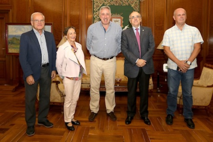 Firma del convenio entre el Ayuntamiento de Iruñea y Euskaltzaindia. (AYUNTAMIENTO DE IRUÑEA)