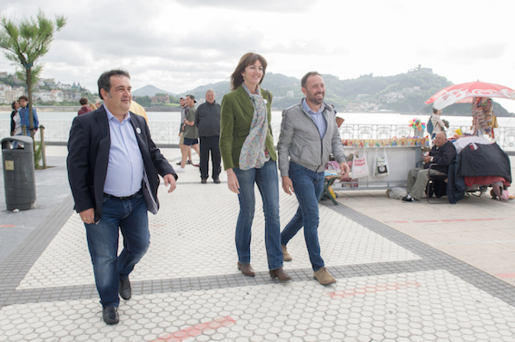 Ernesto Gasco y Denis Itxaso flanquean a Idoia Mendia durante la campaña electoral de 2015. (Juan Carlos RUIZ/FOKU)