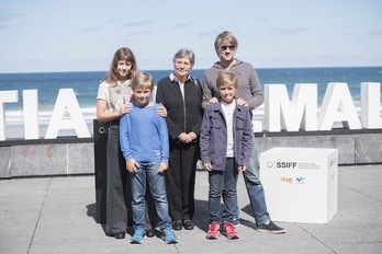 Los protagonistas con la directora en la terraza del Kursaal. Juan Carlos RUIZ (FOKU)