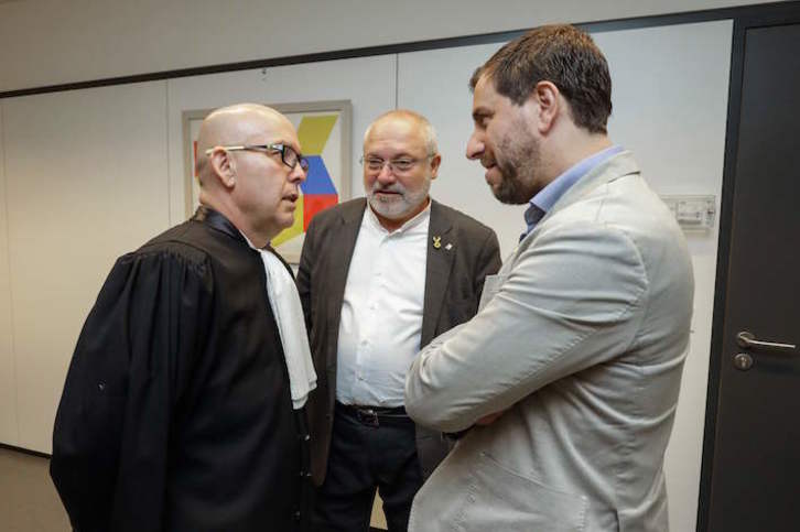 El abogado Gonzalo Boye charla con los exconsellers Lluís Puig y Toni Comín, en una imagen de archivo. (Thierry ROGE/AFP)